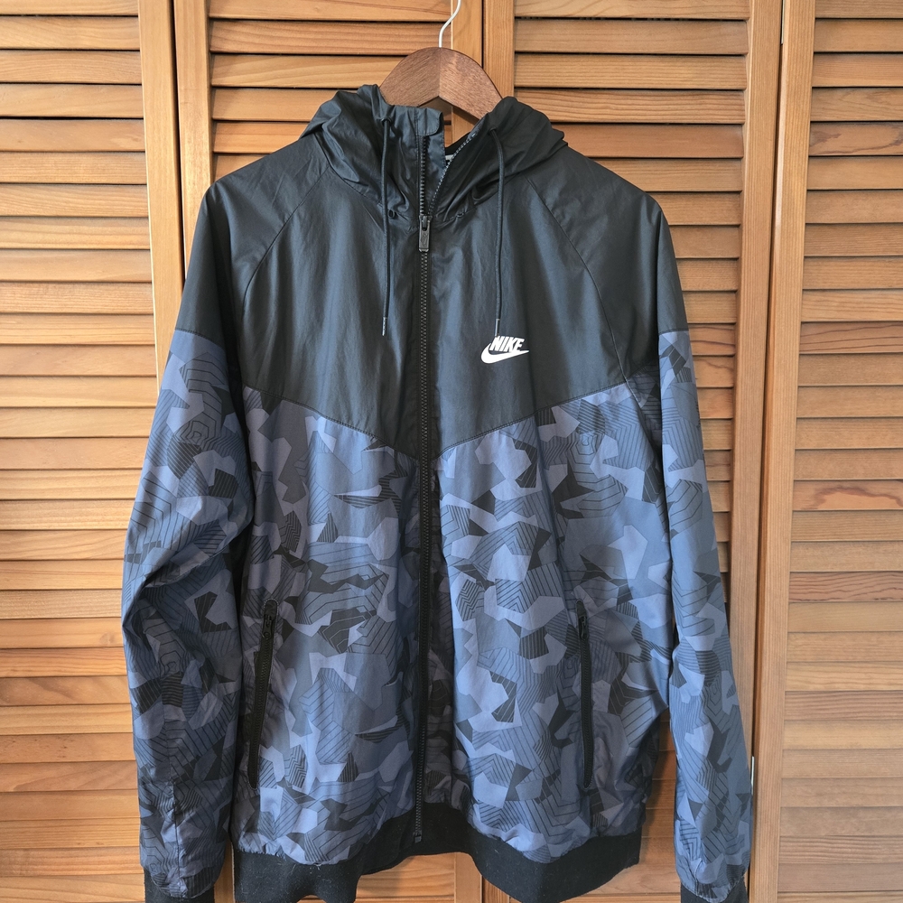Nike Men's Black and Gray Camo Windbreaker